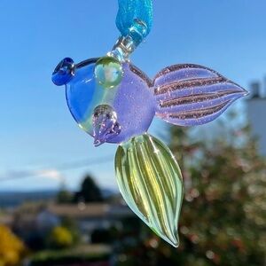 𝅺Coral Reefer Handblown glass fish pendant with enamel pin​​​​​